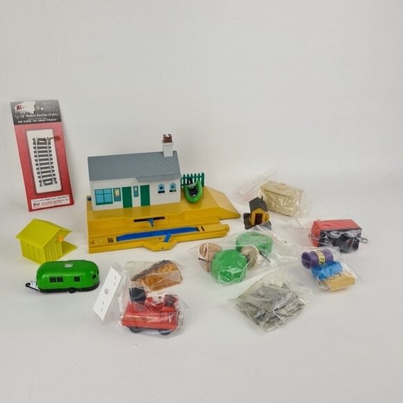 Tomy Train Station Platform Building–HO Compatible Scenery Lot-Accessories 717 - Picture 2 of 15